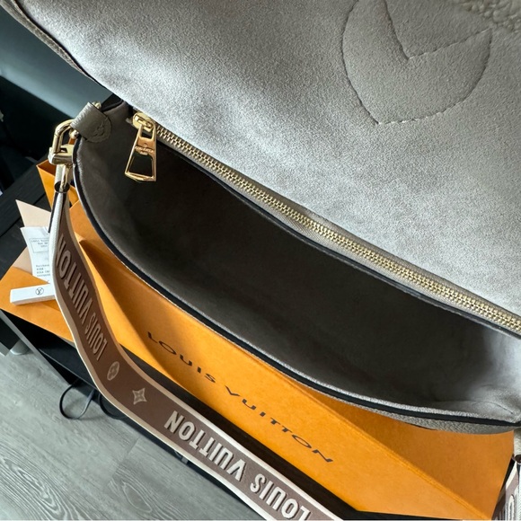 Diane Leather Crossbody Purse Louis Vuitton Authentic New - Picture 5 of 12